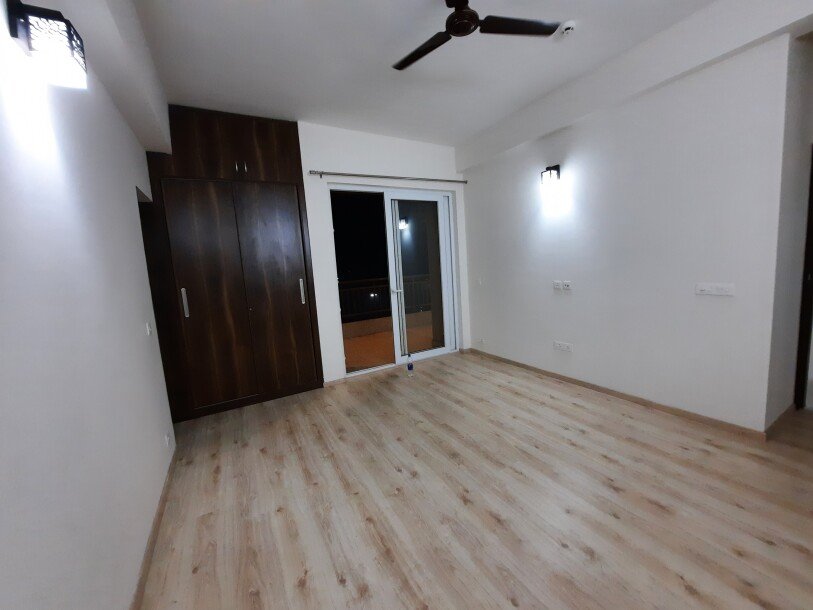 4bhk semifurnished flat in sector 102 gurgaon-15