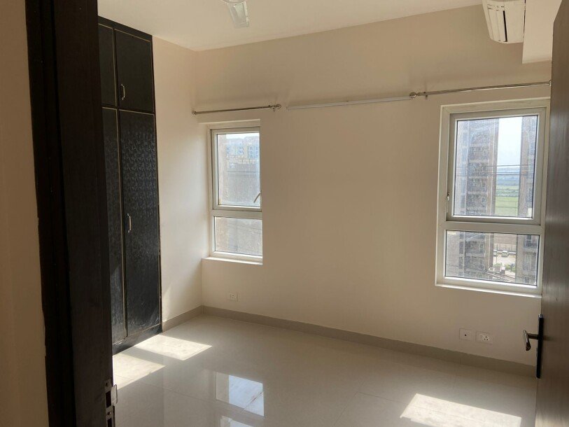 3bhk  1889 SQFT semifurnished flat in adani oyster grande sector 102  gurgaon-10