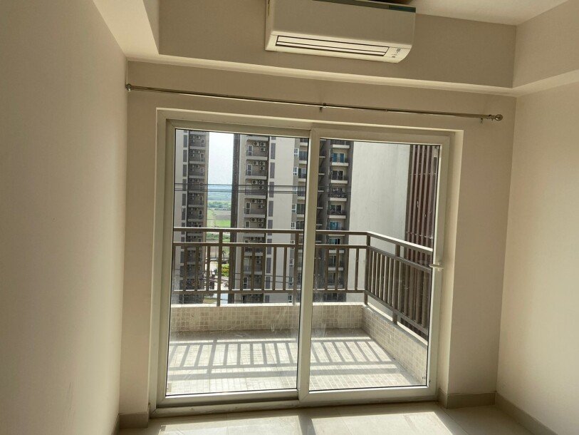 3bhk  1889 SQFT semifurnished flat in adani oyster grande sector 102  gurgaon-5